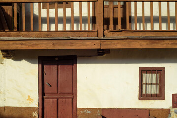 Barandilla de madera en balcón en casa de aldea © Darío Peña