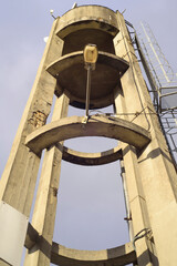 Fototapeta premium Torre de hormigón para depósito de agua