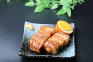 お皿にのった豚角煮一品料理