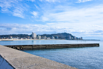 Fototapeta premium 愛知県知多郡南知多町内海の千鳥ヶ浜海水浴場の青い空