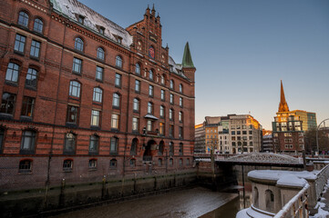 Fototapeta premium Letztes Licht in der Hamburger Speicherstadt im Winter