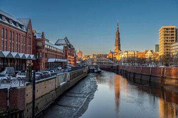 Stadtansicht von Hamburg mit der St. Katharinen Kirche im Winter