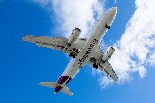 Aeropuerto de Gran Canaria, Gando. Avi&oacute;n de l&iacute;nea Airbus A319 de la aerol&iacute;nea alemana Eurowings aterrizando. Turismo alem&aacute;n en las Islas Canarias.