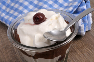 Tiramisu à la cerise fait maison servi dans un ramequin avec une cuillère en gros plan