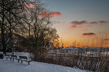 Die Hamburger Alster im Winter am Abend