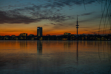 Obraz premium Die Hamburger Alster im Winter am Abend
