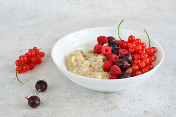 Berry Oatmeal Breakfast raspberry currant gooseberry vitamins 