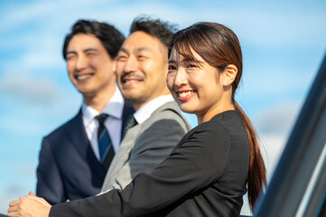 3人で並ぶスーツ姿の日本人の男女