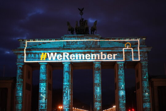 Das Brandenburger Tor am Internationalen Tag des Gedenkens an die Opfer des Holocaust, Berlin, 27.01.2025