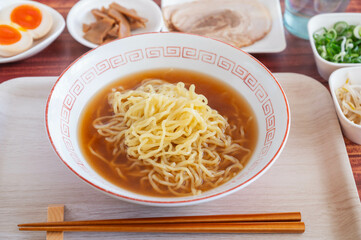醤油ラーメンとトッピング具材