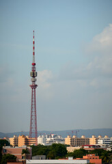 Obraz premium A view of a tall radio tower in an urban area, studio photography, with white tones