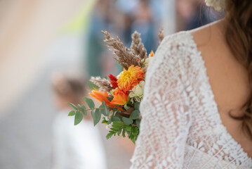 Les mari&eacute;s pendant la c&eacute;r&eacute;monie la&iuml;que de leur mariage 