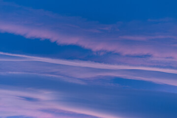 Obraz premium Soft pastel hues paint the evening sky creating a serene and ethereal atmosphere