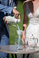 La mariée et le marié pendant la cérémonie laïque de leur mariage en été en France 