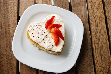 Pastel cremoso con forma de corazón