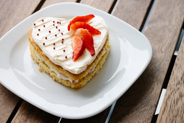 Pastel cremoso con forma de corazón