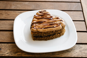 Pastel de chocolate con forma de corazón