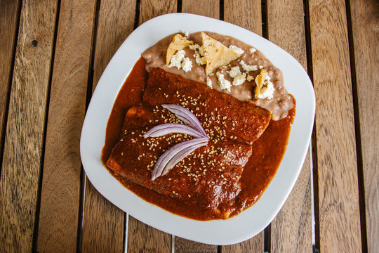 Enmoladas con frijoles refritos 