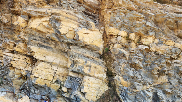 layers of the Upper Jurassic and Lower Cretaceous depict flysch rocks characterized by alternating bands of sandstone, shale, and claystone, providing significant insight into sedimentary processes