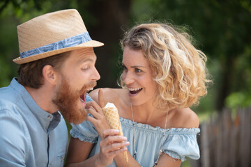 Obraz premium couple in park eating ice cream cones
