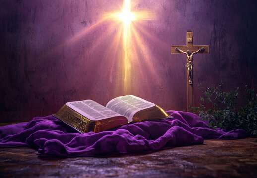 Biblia abierta por la mitad sobre superficie cubierta con una tela de color morado, con una cruz cristiana amarilla iluminada, junto a un crucifijo con Jesucristo crucificado. Concepto Semana Santa 