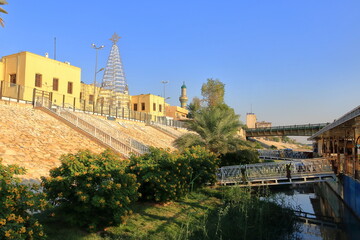 Obraz premium Baghdad, Bagdad, Iraq - November 15 2024: Outdoor view of Tigris riverbank from the river