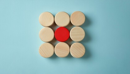 둥근 나무 블록들과 네모난 나무 블록이 섞여 있는 가운데, 유일하게 붉게 칠해진 삼각형 블록이 돋보이는 장면