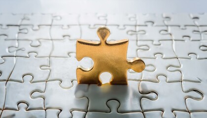 수많은 흰색 퍼즐 조각들로 이루어진 테이블 위에 하나의 금빛 퍼즐 조각이 중앙에 놓여 강렬하게 빛나는 장면