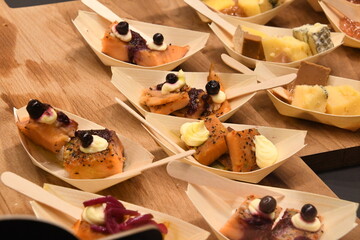 viele kleine Snacks als fingerfood in Schälchen aus Holz mit Lachs und Fleisch aus Norwegen 