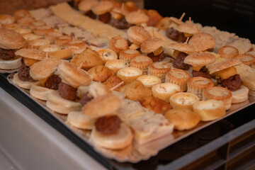 La nourriture pendant le vin d'honneur et la réception d'un mariage en France