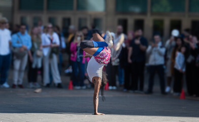 Street performer in Manhattan with a crowd in the background