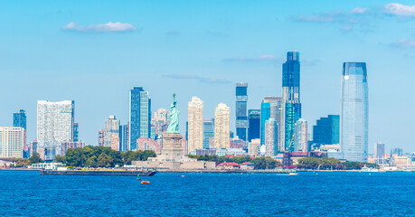 Obraz premium World famous Statue of Liberty With New Jersey skyscrapers on the background