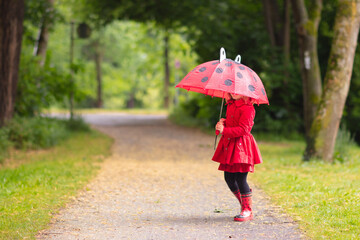 Obraz premium Little girl walking in the rain
