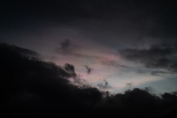 Una giornata nuvolosa di inverno in Norvegia, durante i mesi di inverno.