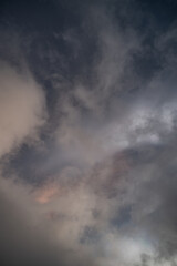 Obraz premium Queste immagini catturano l’affascinante fenomeno delle nuvole stratosferiche polari, viste sopra Tromsø, Norvegia. Uno spettacolo raro, dove il cielo si trasforma in un’opera d’arte naturale.