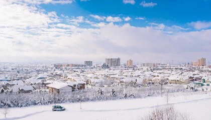 폭설로 인해 도시가 눈에 파묻힌 모습, 건물들과 차량들이 눈 아래에 묻혀 있다