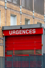 Obraz premium Entrée réservée aux ambulances du service des urgences d'un hôpital à Paris, France, avec une enseigne 'URGENCES' écrite en français