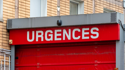 Enseigne "URGENCES" &eacute;crite en fran&ccedil;ais indiquant l'entr&eacute;e r&eacute;serv&eacute;e aux ambulances du service des urgences d'un h&ocirc;pital &agrave; Paris, France