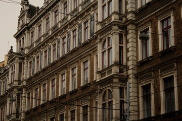 Exploring the Classic Architecture Features of a Stunning Vintage Building Design