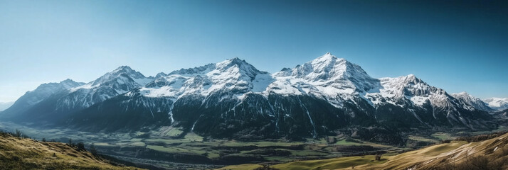 Naklejka premium Panorámica de montañas nevadas bajo un cielo despejado
