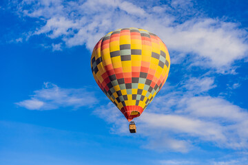 Obraz premium An aerial view of hot air balloons above the Teotihuacan pyramid. Adventure travel, cultural heritage, and aerial exploration concept
