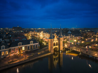 Obraz premium Night aerial of historic Frisian city Sneek with iconic Watergate