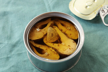 ニジマスのアヒージョの缶詰
