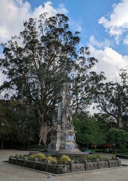 Estatua en el parque de Rosal&iacute;a de Castro en Santiago de Compostela, Galicia
