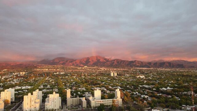 Amanecer en la ciudad de Mendoza