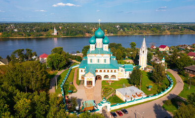 Obraz premium Top view of the Resurrection Cathedral and residential buildings, as well as the Volga River in the town of Tutaev, Russia