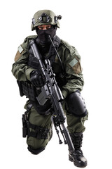 Obraz premium Special forces member in tactical gear and rifle, kneeling action position