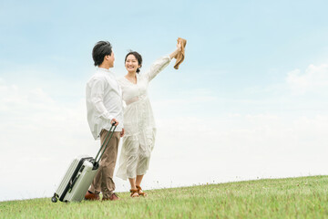 夏の旅行・ハネムーン・新婚旅行に出かける男女のカップル・夫婦
