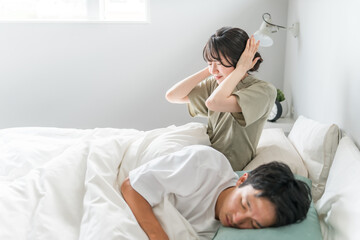 ベッドで夫のいびき・寝言で睡眠不足の妻
