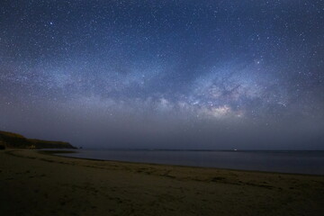 沖縄の嘉陽ビーチの浜から望む天の川の遠景